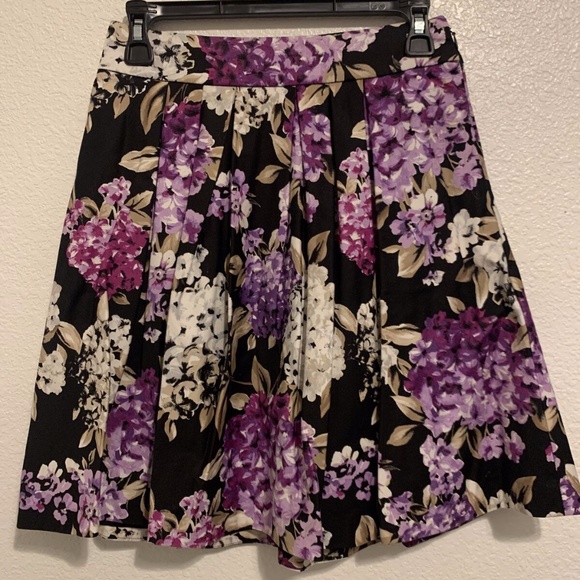 White House Black Market Dresses & Skirts - White House Black Market Purple & Lavender Floral Flare Skirt Women's Size 0